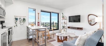 Stylish Condo W/ Stunning views & Short Walk DT