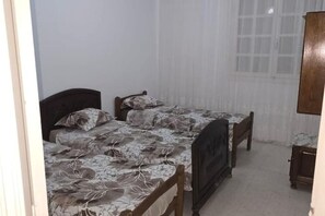 2 bedrooms, iron/ironing board, internet, bed sheets