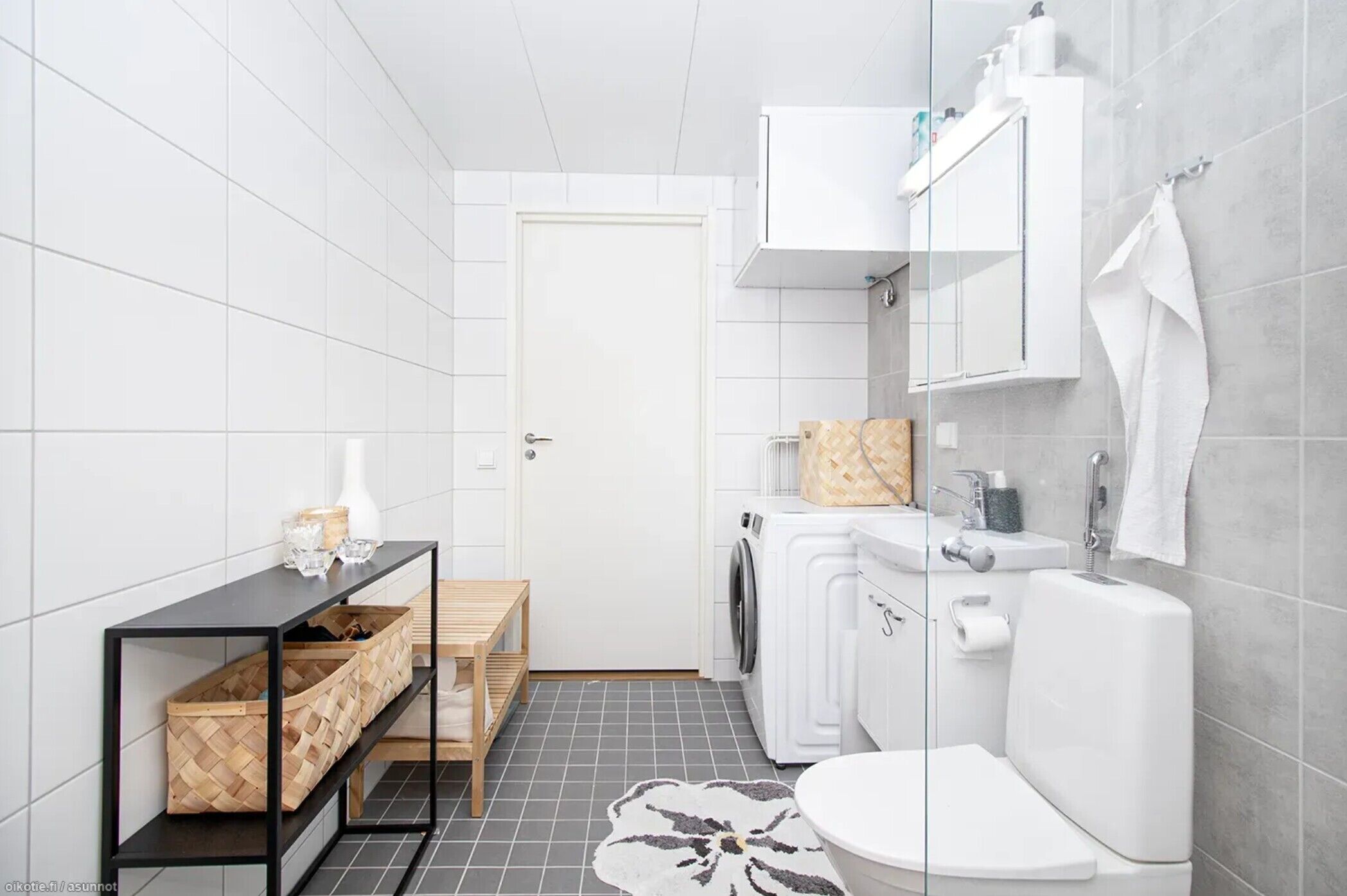 Premium Apartment, Balcony, City View | Bathroom | Shower, hair dryer, bidet, towels