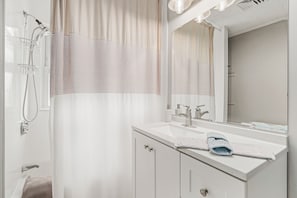 Sèche-cheveux, serviettes fournies, papier toilette