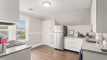 Jääkaappi, mikroaaltouuni, uuni, liesi