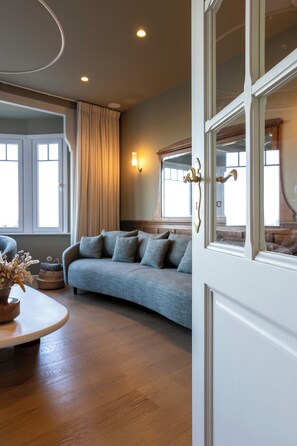 Smart-tv, pejs, musikbibliotek, stereoanlæg