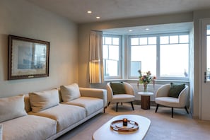 Smart TV, fireplace, music library, stereo
