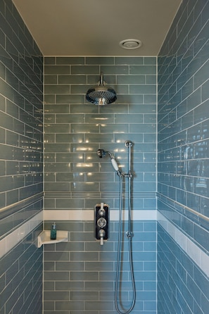 Douche, articles de toilette gratuits, sèche-cheveux