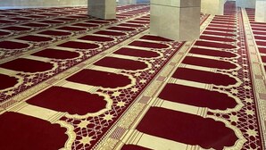A spacious hall with a patterned carpet and a high ceiling. - Al Farabi Towers Hotel (Makkah)