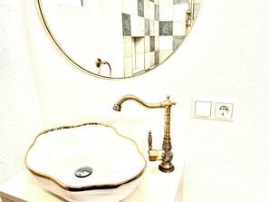 Douche, sèche-cheveux, serviettes fournies, papier toilette