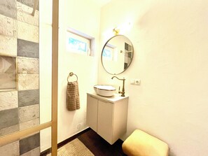 Dusche, Haartrockner, Handtücher, Toilettenpapier