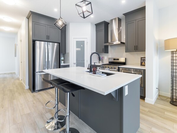 Microwave, oven, stovetop, dishwasher - Brand New Sleek 4BR Cozy Home with Main floor BR and Full BA, Sleeps 8 (Calgary)