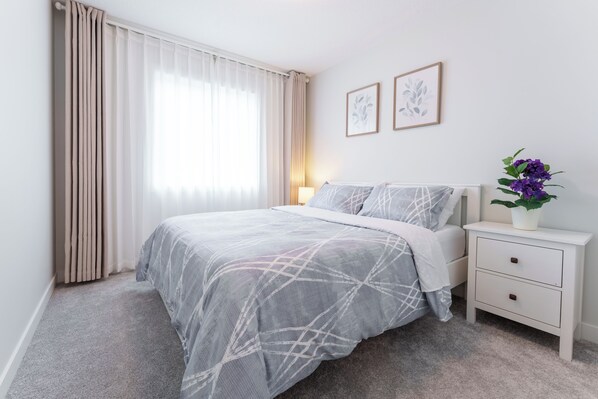 4 bedrooms, iron/ironing board, WiFi, bed sheets