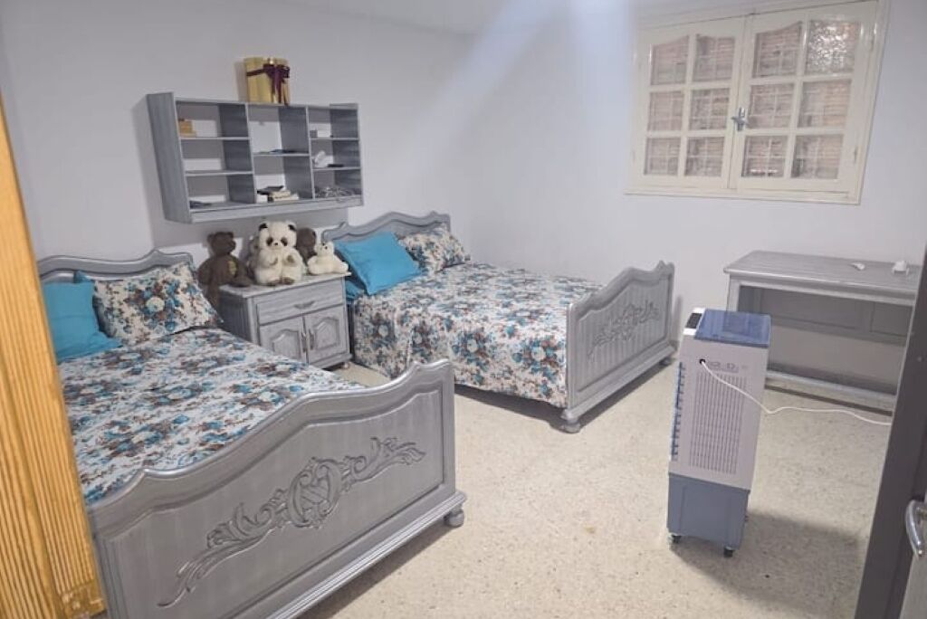 2 quartos, ferros/tábuas de passar roupa, acesso à internet