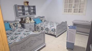 2 bedrooms, iron/ironing board, internet