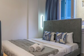 Monolocale, balcone, vista città | Biancheria da letto di alta qualità, con stile personalizzato