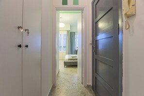 Estudio, balcón, vistas a la ciudad | Ropa de cama de alta calidad y decoración individual