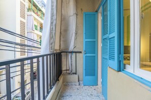 Monolocale, balcone, vista città | Vista città