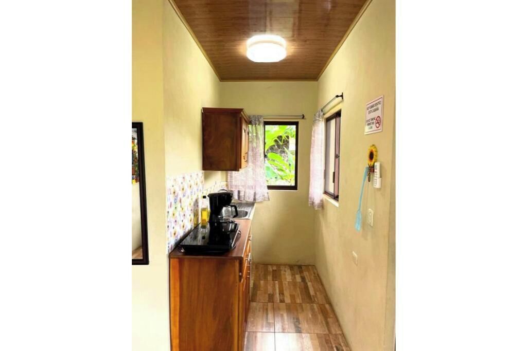 Lavavajillas, cafetera y tetera, utensilios de cocina y comedor 