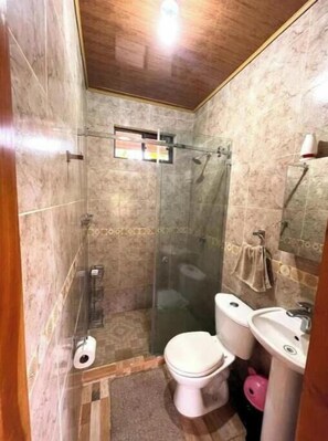 Chuveiro, sabonete, papel higiênico 
