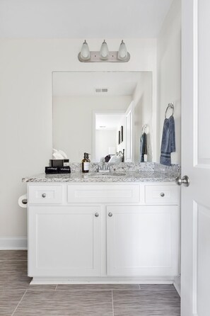 مجففات شعر، مناشف، صاب�ون، ورق حمّام