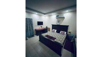 1 bedroom, in-room safe, iron/ironing board, free WiFi