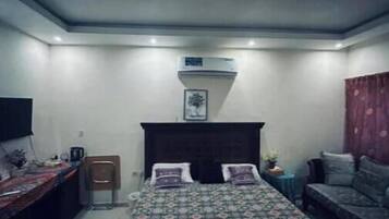 1 slaapkamer, een kluis op de kamer, een strijkplank/strijkijzer