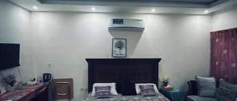 1 slaapkamer, een kluis op de kamer, een strijkplank/strijkijzer