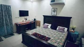 1 bedroom, in-room safe, iron/ironing board, free WiFi