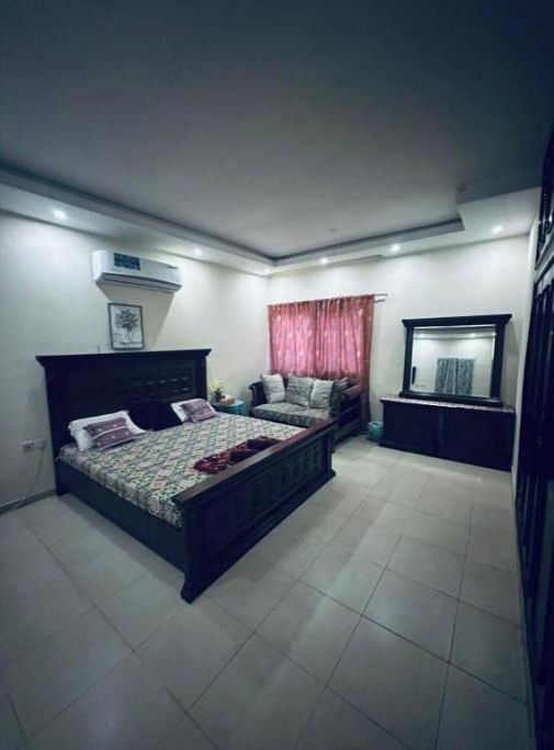 1 quarto, cofres nos quartos, ferros/tábuas de passar roupa