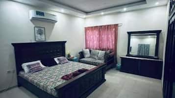 1 quarto, cofres nos quartos, ferros/tábuas de passar roupa