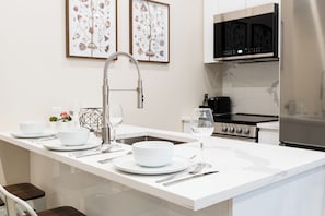 Superior Apartment 7, City View | Cozinha privada | Geladeira grande, micro-ondas, fogão, cooktop