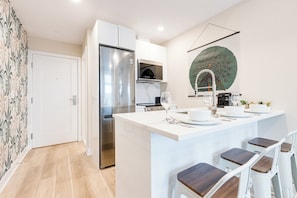 Apartamento standard, vista para a cidade | Área de estar | Smart TV 40 polegadas com canais digitais, Netflix