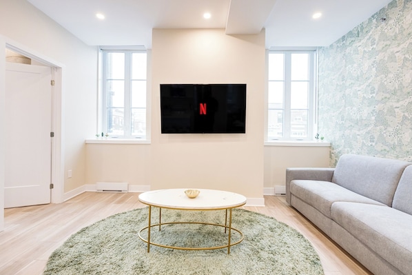 Apartamento superior, vista para a cidade | Área de estar | Smart TV 40 polegadas com canais digitais, Netflix