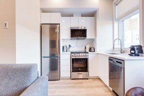 Superior Apartment 2, City View | Eigene Küche | Großer Kühlschrank, Mikrowelle, Ofen, Herdplatte