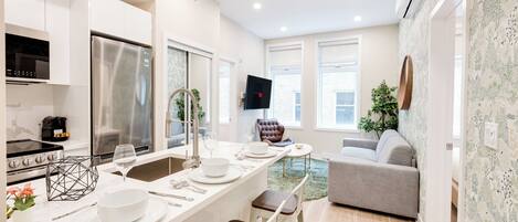 Apartament superior | Sala d'estar | Televisor intel·ligent de 40 polzades amb canals digitals i Netflix