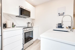 Superior Apartment 6, City View | Cozinha privada | Geladeira grande, micro-ondas, fogão, cooktop