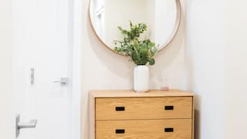 Apartamento superior, vista para a cidade | Área de estar | Smart TV 40 polegadas com canais digitais, Netflix