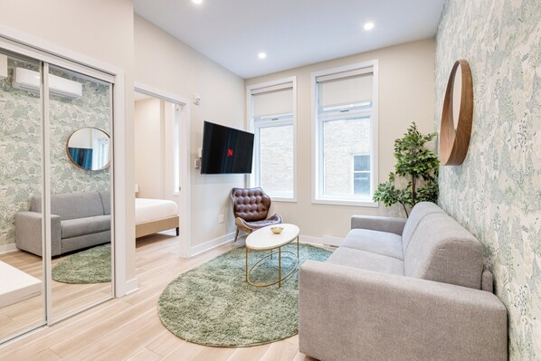 Superior Apartment 7, City View | 거실 공간 | 디지털 채널 시청이 가능한 40인치 스마트 TV, 넷플릭스, 스트리밍 서비스