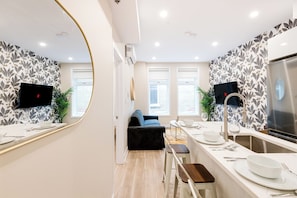 Standard Apartment 1, City View | Private kitchen | Full-sized fridge, microwave, oven, stovetop - Mont Royal Suites (Montréal)