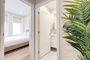 Superior Apartment 13, City View | Iron/ironing board, free WiFi - Mont Royal Suites (Montréal)