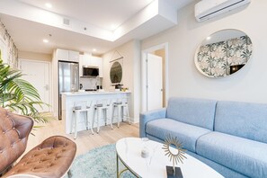 Apartamento standard, vista para a cidade | Área de estar | Smart TV 40 polegadas com canais digitais, Netflix