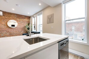 Superior Apartment 6, City View | Private kitchen | Full-sized fridge, microwave, oven, stovetop - Mont Royal Suites (Montréal)