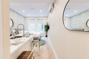 City Studio Suite 2, City View | Wohnbereich | 40-Zoll-Smart-TV mit Digitalempfang, Netflix, Streaming-Dienste