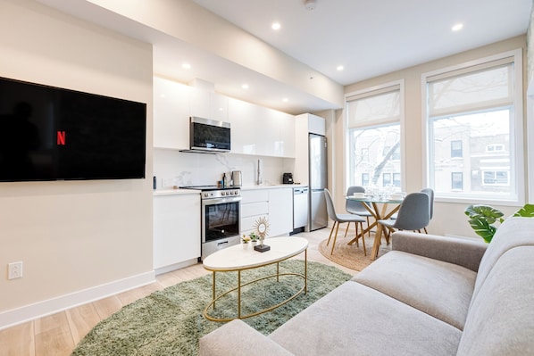 Superior Apartment 3, City View | Area keluarga | Smart TV 40-inci dengan saluran TV digital dan Netflix