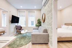 Superior Apartment 7, City View | Wohnbereich | 40-Zoll-Smart-TV mit Digitalempfang, Netflix, Streaming-Dienste