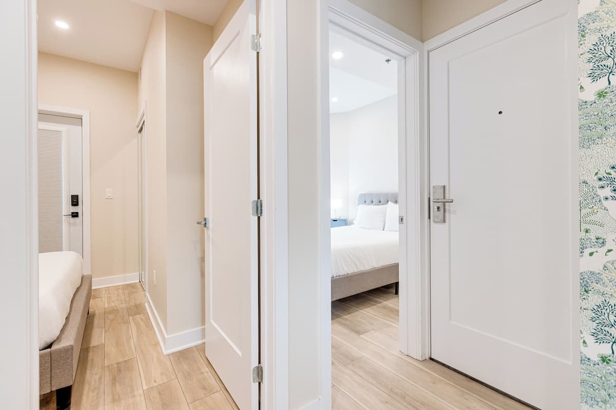 Apartamento luxo, vista para a cidade | Ferros/tábuas de passar roupa, Wi-Fi de cortesia