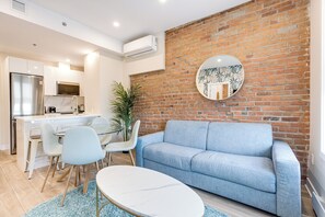 Deluxe Apartment 1, City View | Área de estar | Smart TV 40 polegadas com canais digitais, Netflix