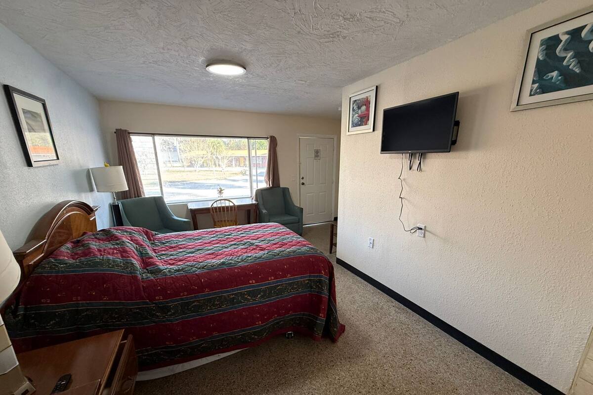 Premium bedding, desk, free rollaway beds, free WiFi