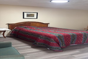 Ylelliset vuodevaatteet, tallelokero huoneessa