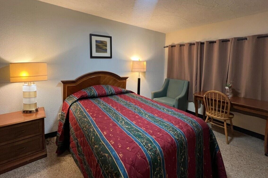 Room, 1 King Bed, Smoking | Premium bedding, desk, free rollaway beds, free WiFi