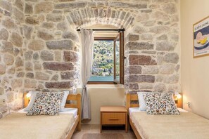 3 habitaciones, tabla de planchar con plancha, wifi y ropa de cama