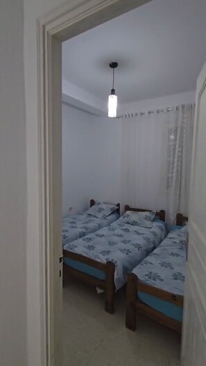 2 slaapkamers, een strijkplank/strijkijzer, internet, beddengoed