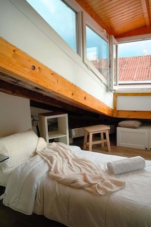 3 bedrooms, desk, Internet